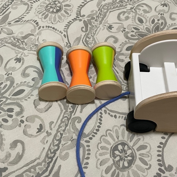 Lovevery Pull Puzzle Car Toy - Picture 2 of 2